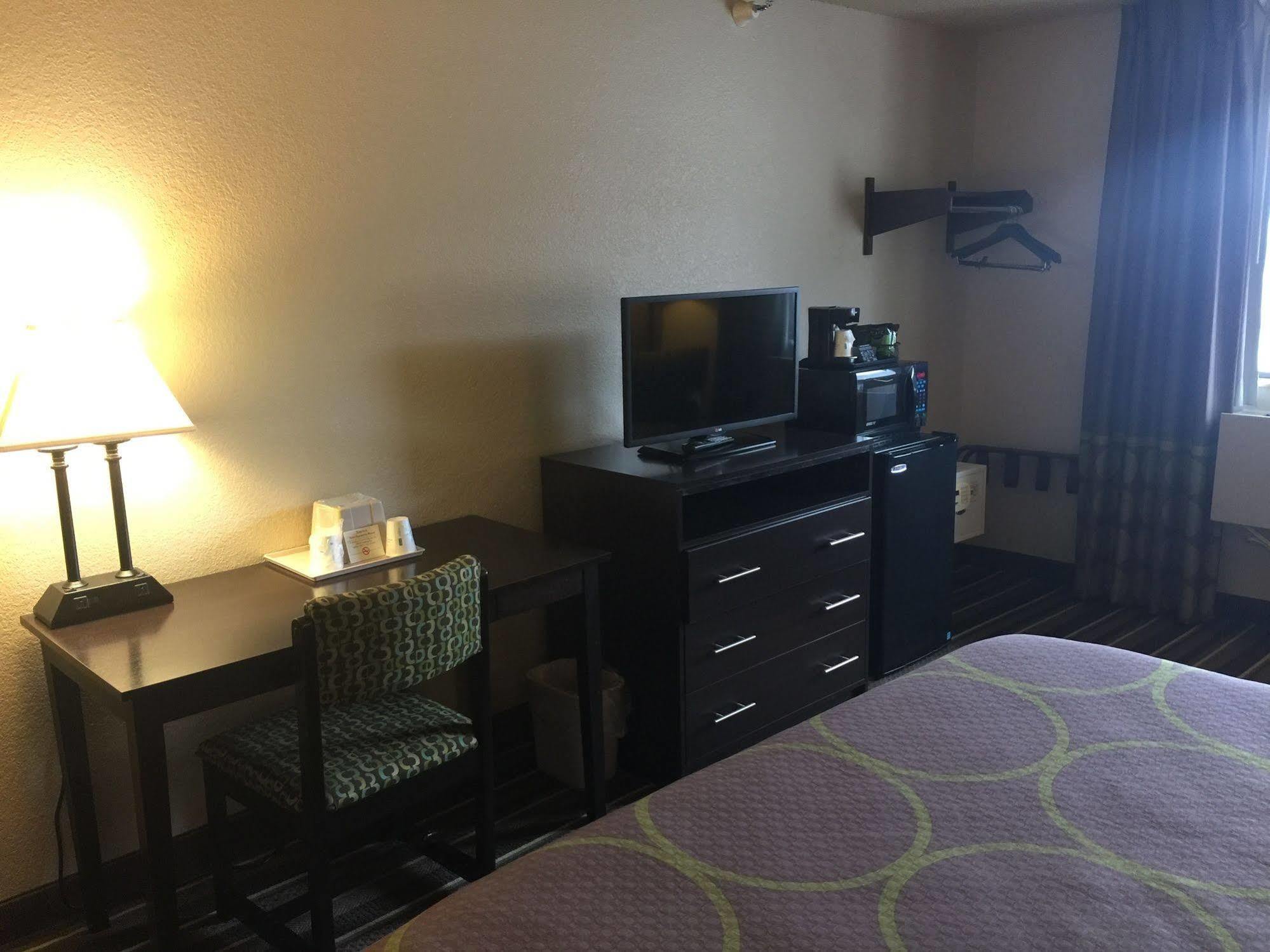 מלון Super 8 By Wyndham Weston Wv מראה חיצוני תמונה