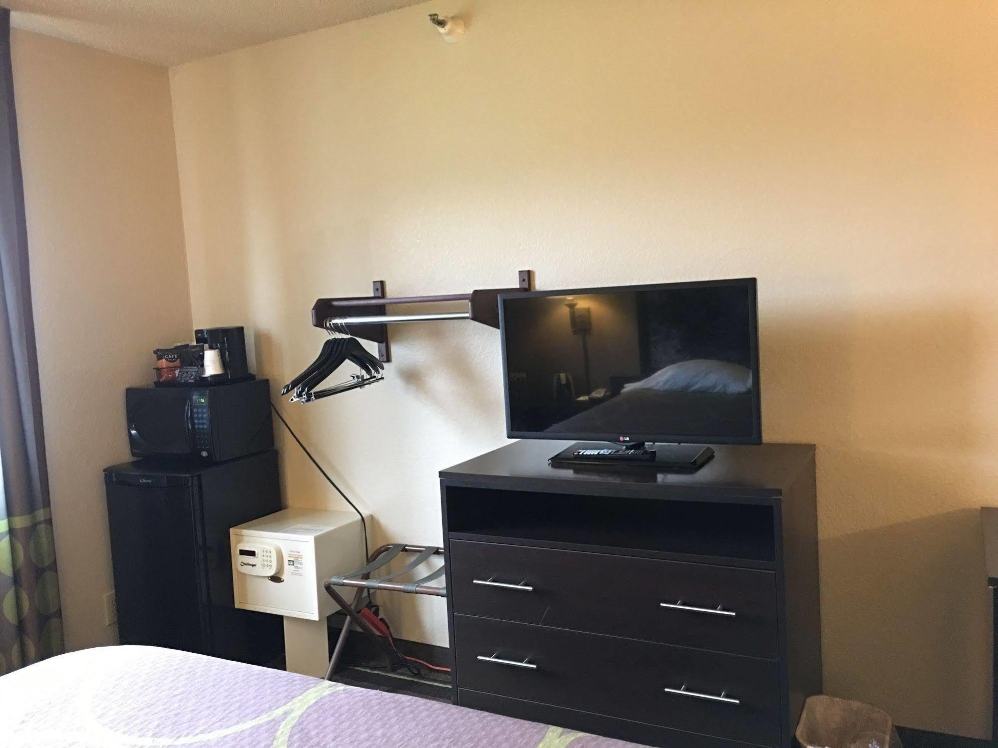 מלון Super 8 By Wyndham Weston Wv מראה חיצוני תמונה
