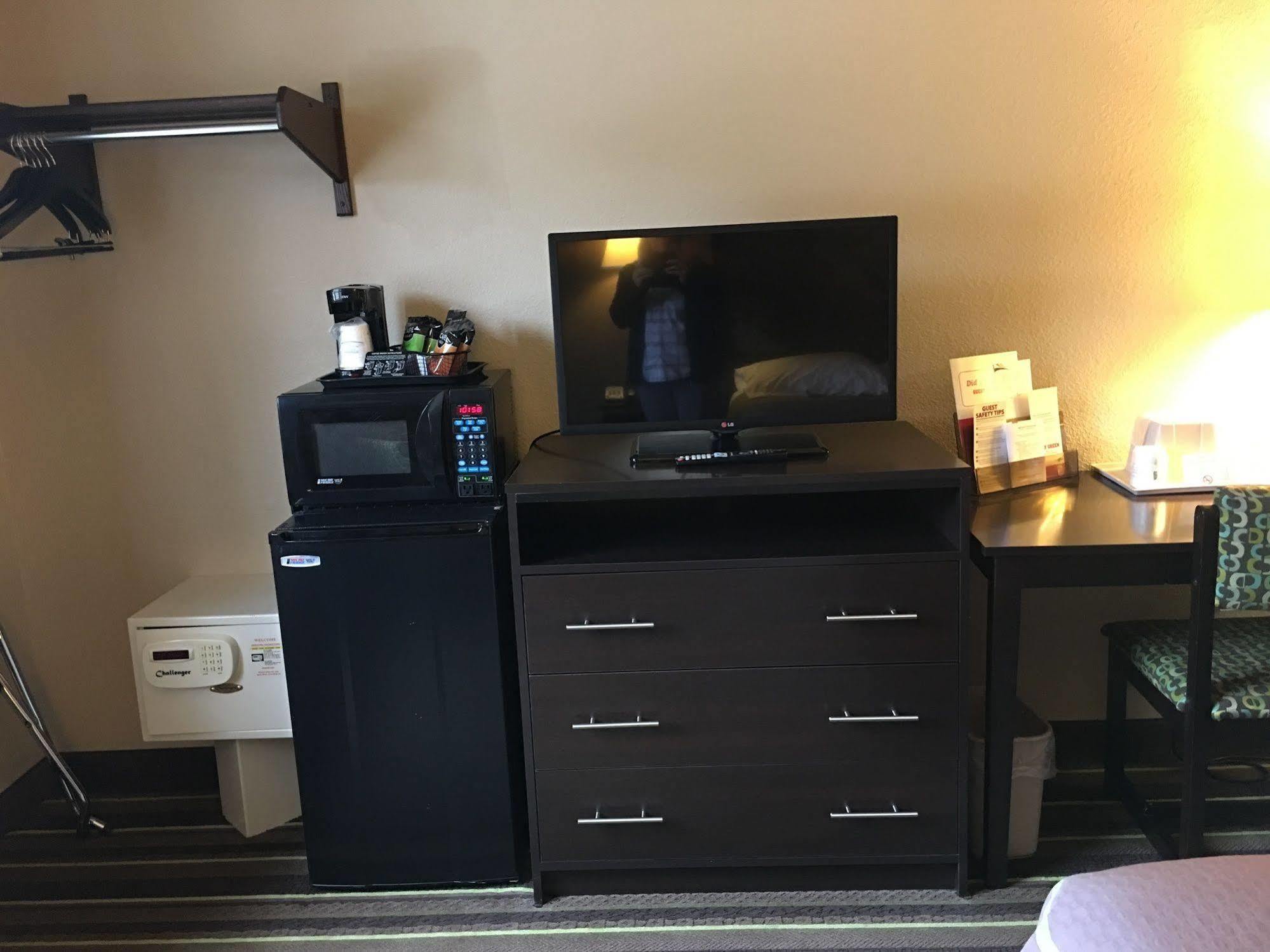 מלון Super 8 By Wyndham Weston Wv מראה חיצוני תמונה